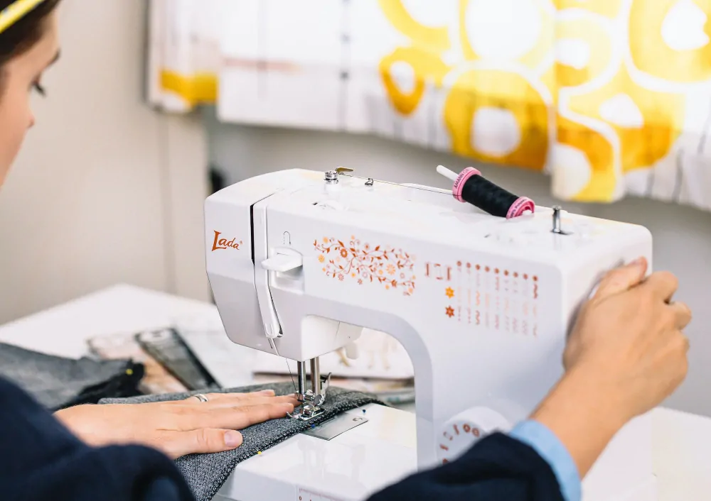 Šicí stroj Lada L30 + DÁREK