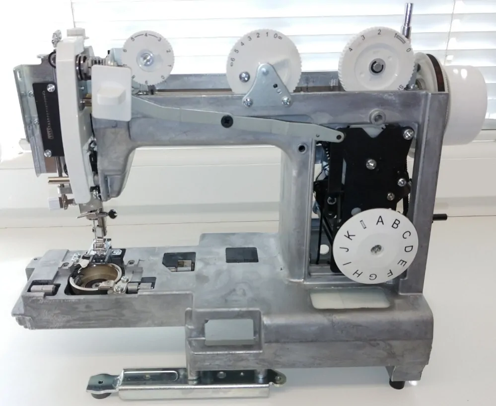 Šicí stroj Lada Q60B + extra příslušenství