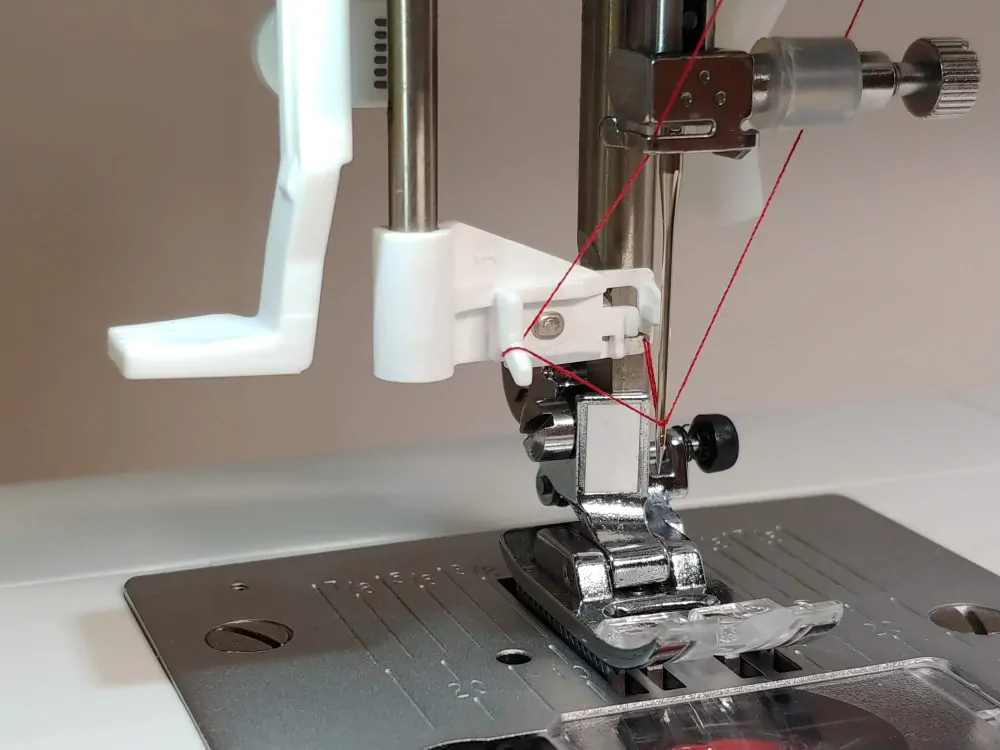 Šicí a vyšívací stroj Lada L90