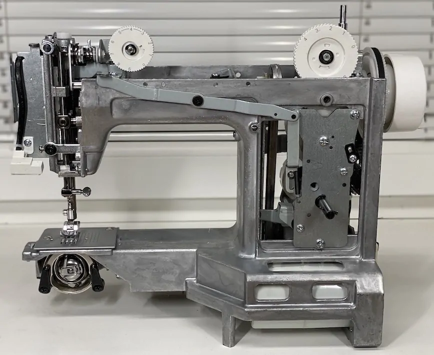 Šicí stroj Lada L30 + DÁREK