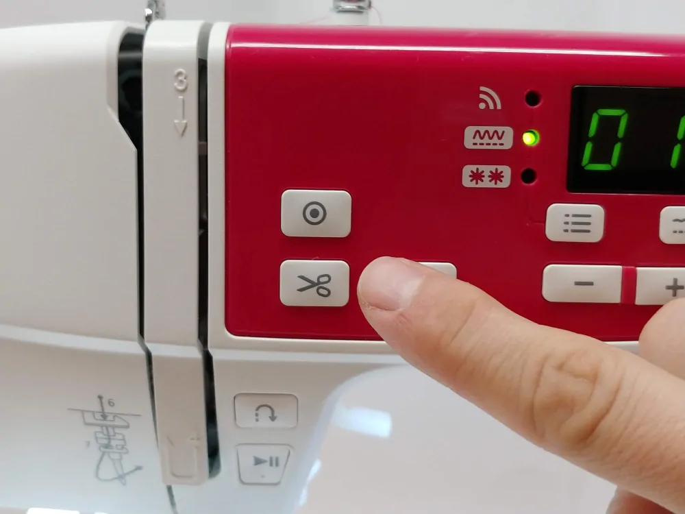 Šicí a vyšívací stroj Lada L90