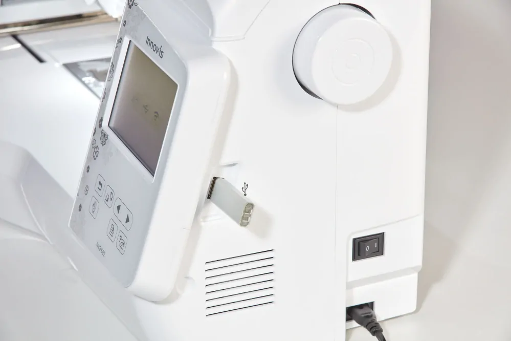 Vyšívací stroj Brother Innov-Is NV 880E